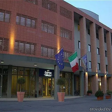 Отель Express By Ihg 3*