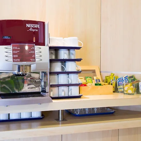 هوليدي إن إكسيرس فندق