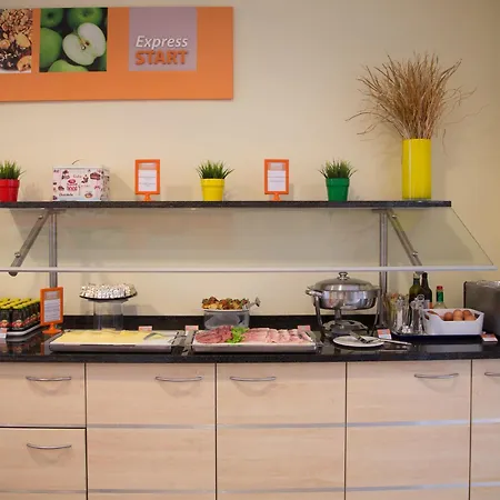 فندق هوليدي إن إكسيرس 3*