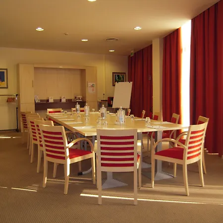 هوليدي إن إكسيرس فندق 3*