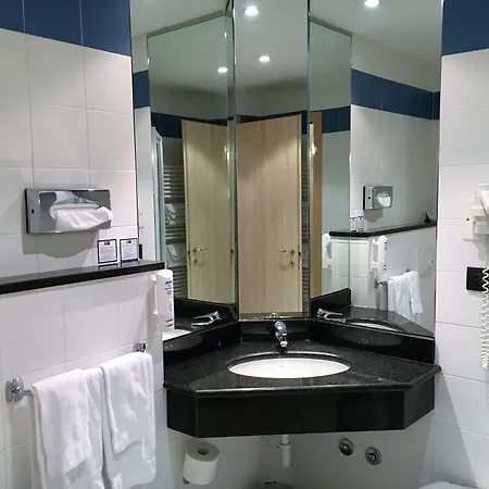 هوليدي إن إكسيرس فندق