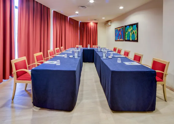 هوليدي إن إكسيرس فندق