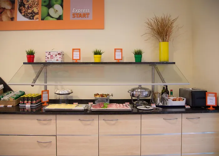 فندق هوليدي إن إكسيرس 3*