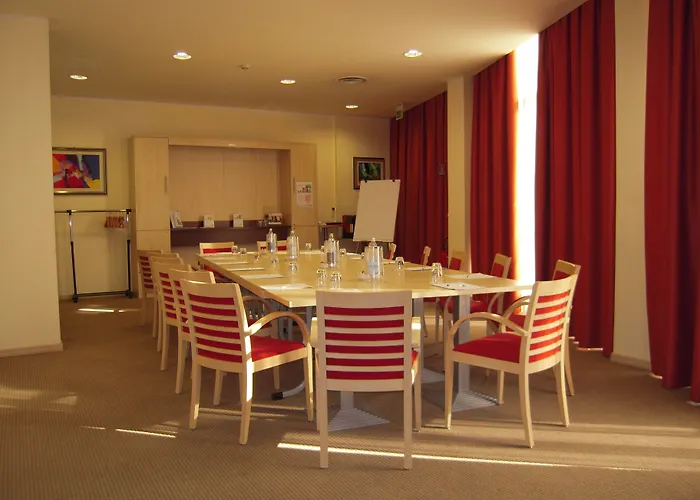 هوليدي إن إكسيرس فندق 3*