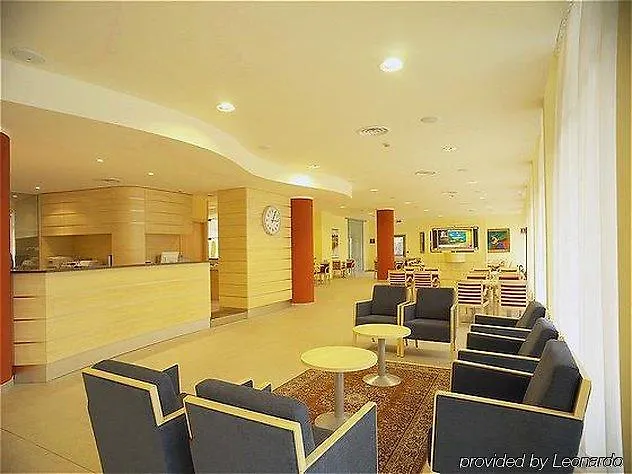 فندق هوليدي إن إكسيرس 3*