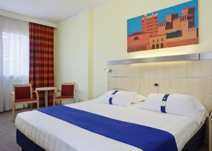 فندق هوليدي إن إكسيرس 3*